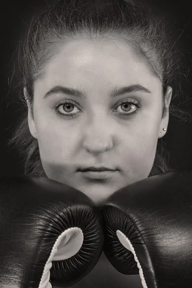 Retrato en blanco y negro de Nadia Ferrer con guantes de boxeo